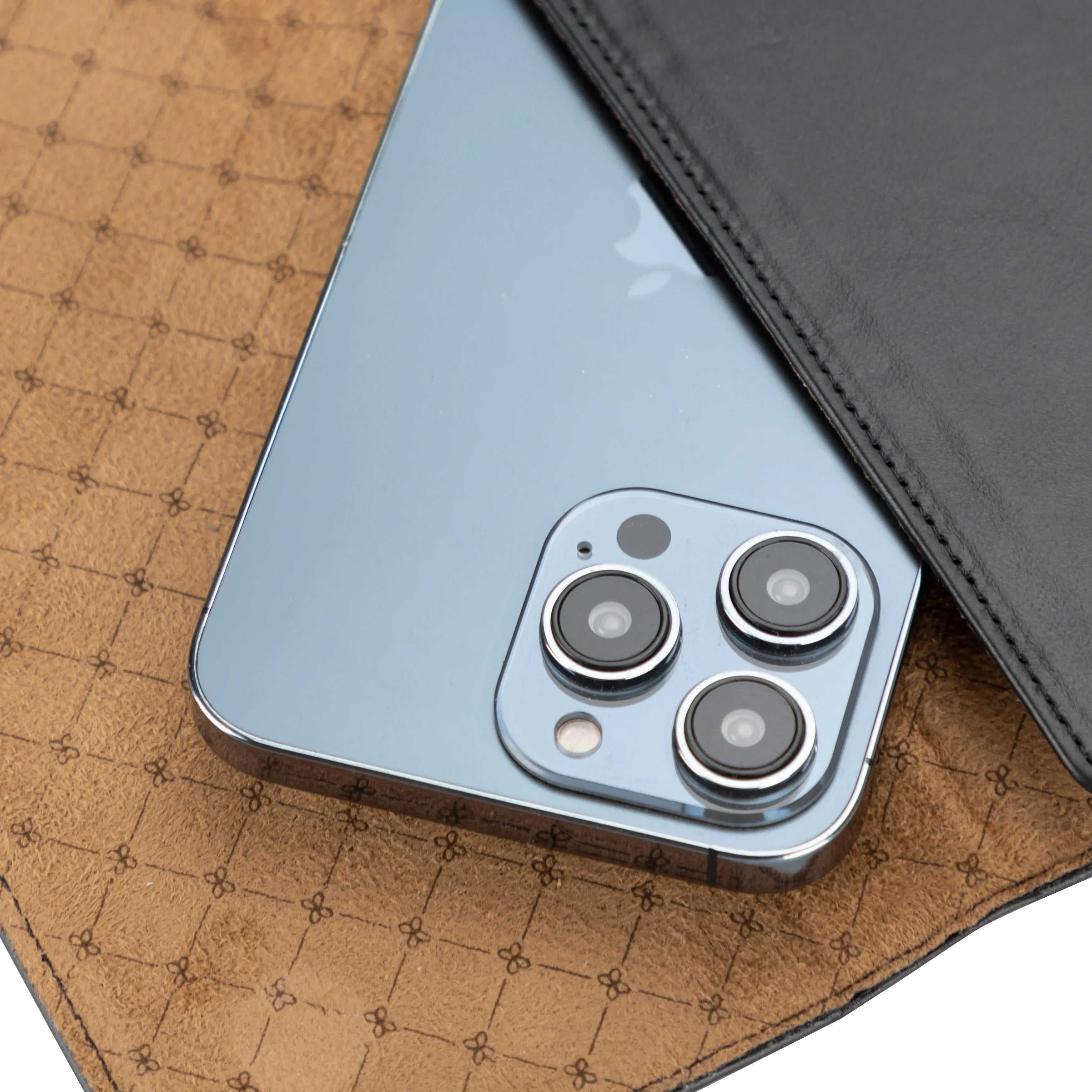 Titan Leather Belt Phone Case Bouletta