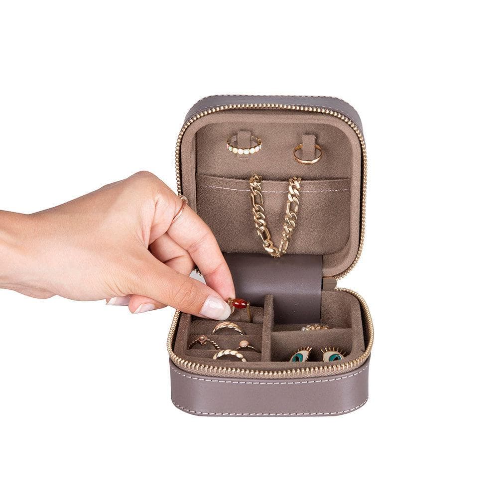 Amanda Leather Jewelry Box, Medium Bouletta